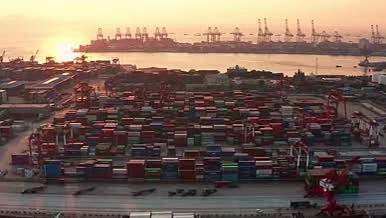 4k航拍深圳蛇口集装箱码头物流运输视频的预览图